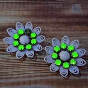 Vtg West Germany Uranium Green Stone‎ White Soft Plastic Flower Clip Earrings UG
